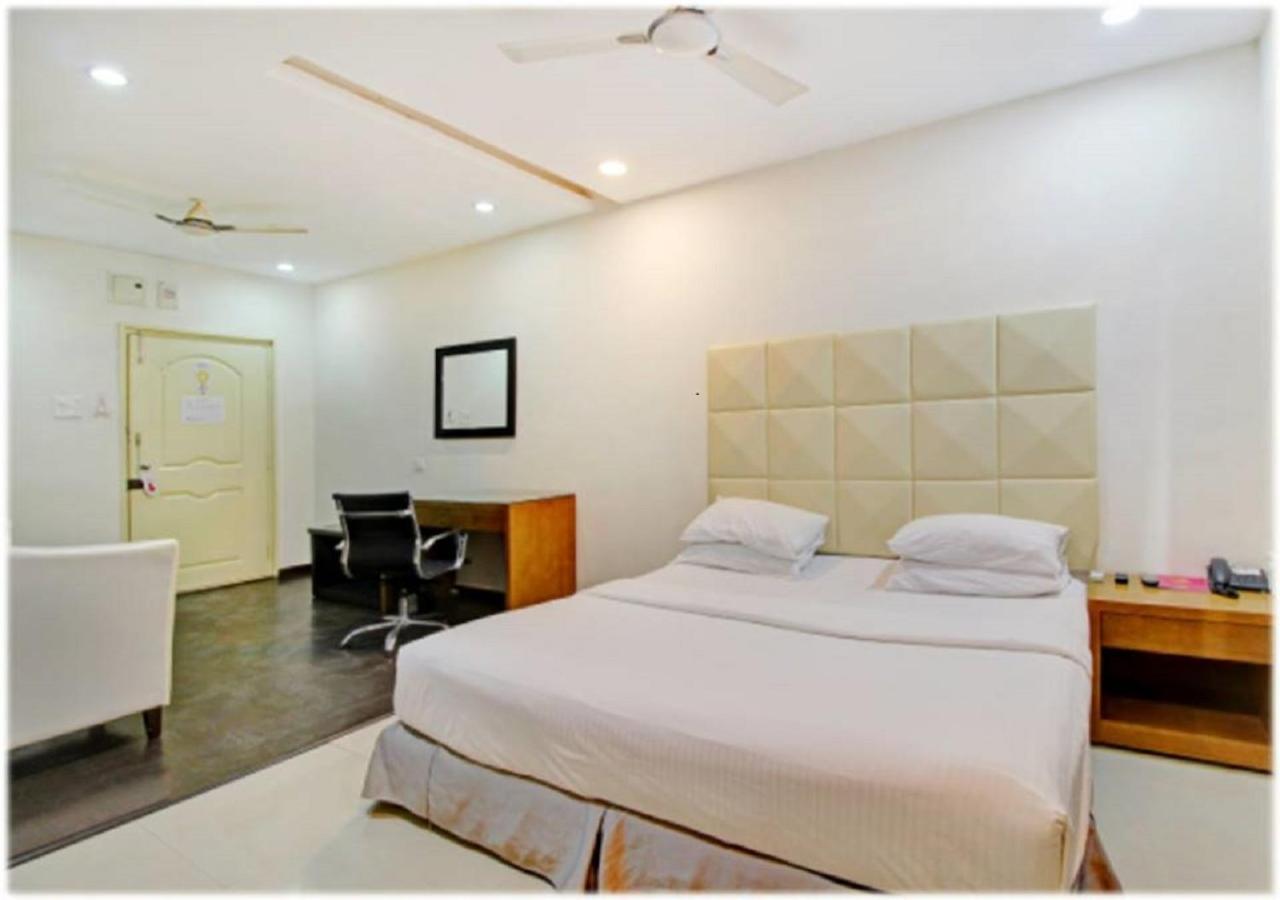 Hotel At Home Suites , Gachibowli, Hyderabad Esterno foto