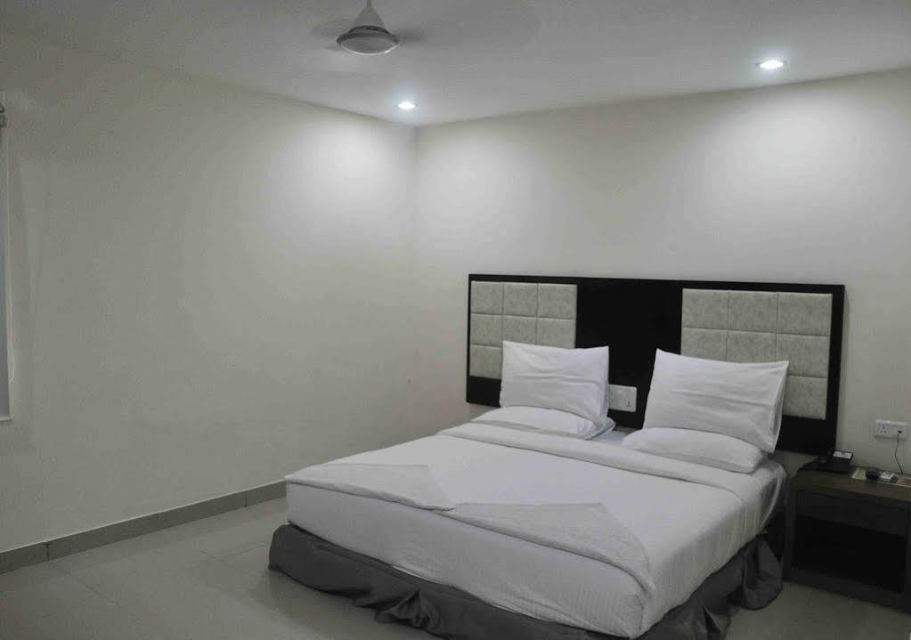 Hotel At Home Suites , Gachibowli, Hyderabad Esterno foto